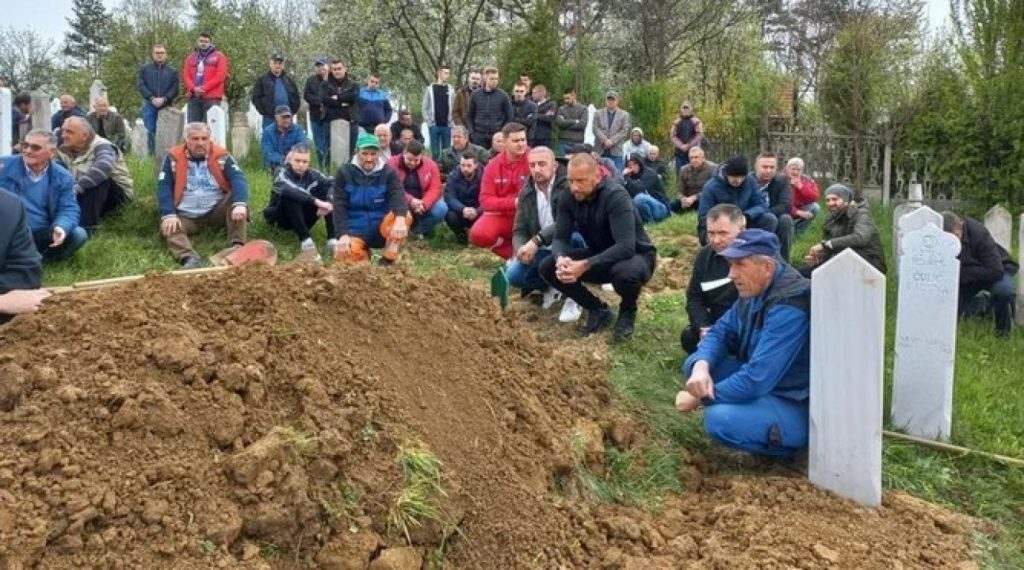 Potresni prizori sa dženaze: Učesnik "Zadruge" Dino Dizdarević sahranio oca, od tuge se slomio pred svima Potresni prizori sa dženaze: Učesnik "Zadruge" Dino Dizdarević sahranio oca, od tuge se slomio pred svima