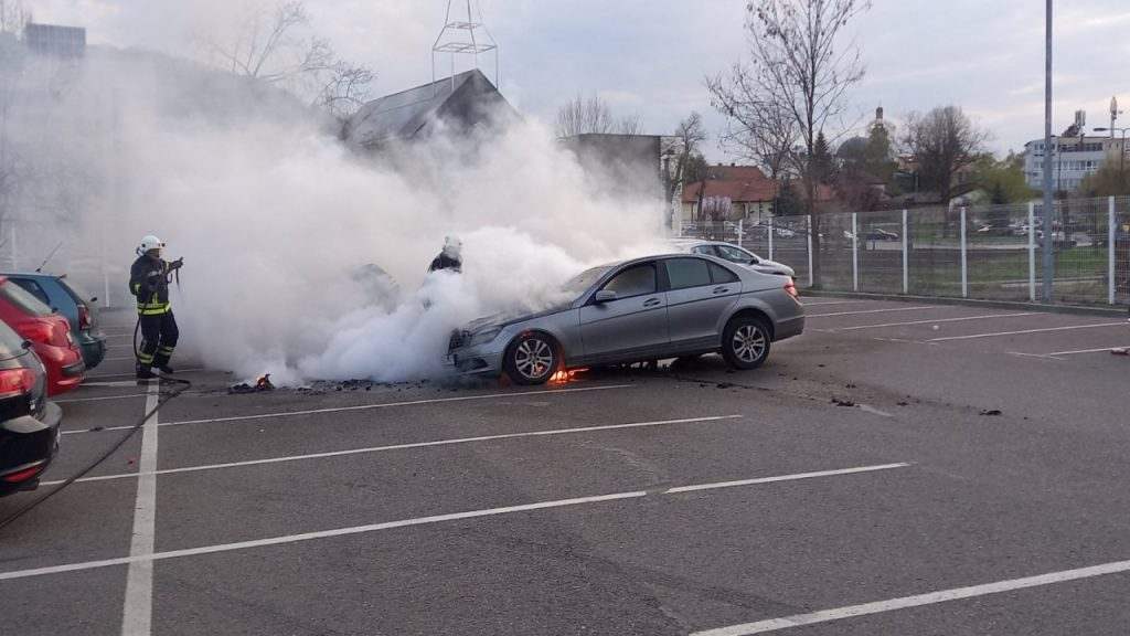 Automobil izgorio na parkingu u Tuzli Automobil izgorio na parkingu u Tuzli