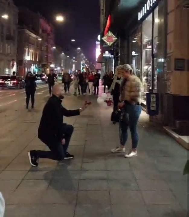Romantika na ulicama Sarajeva: Uz baklje i pomoć prijatelja u centru grada zaprosio djevojku Romantika na ulicama Sarajeva: Uz baklje i pomoć prijatelja u centru grada zaprosio djevojku