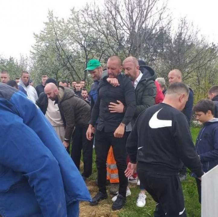 Potresni prizori sa dženaze: Učesnik "Zadruge" Dino Dizdarević sahranio oca, od tuge se slomio pred svima Potresni prizori sa dženaze: Učesnik "Zadruge" Dino Dizdarević sahranio oca, od tuge se slomio pred svima