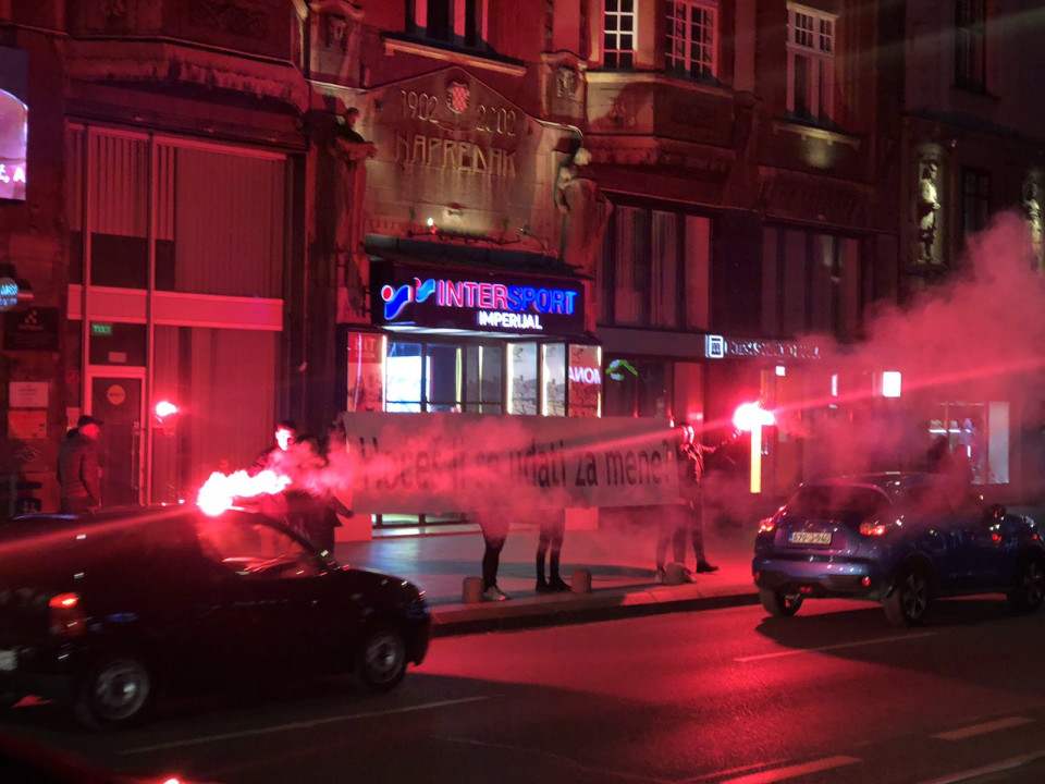 Romantika na ulicama Sarajeva: Uz baklje i pomoć prijatelja u centru grada zaprosio djevojku Romantika na ulicama Sarajeva: Uz baklje i pomoć prijatelja u centru grada zaprosio djevojku