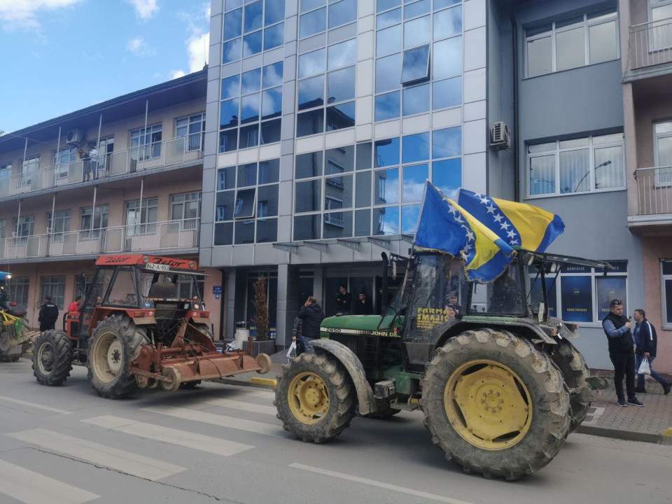Bunt: Mljekari iz Živinica stigli ispred Gradske uprave, sa sobom donijeli mlijeko za narod Bunt: Mljekari iz Živinica stigli ispred Gradske uprave, sa sobom donijeli mlijeko za narod