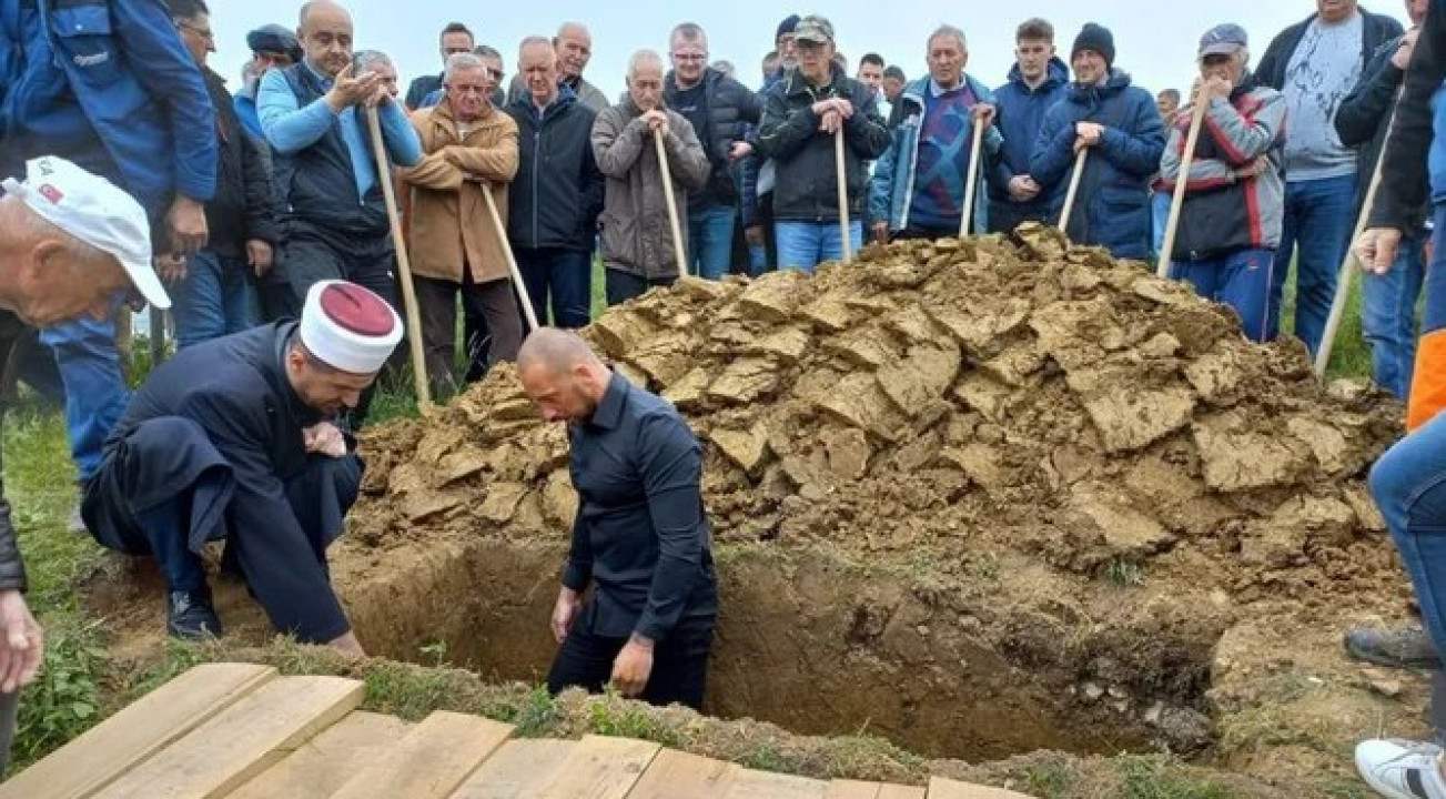 Potresni prizori sa dženaze: Učesnik "Zadruge" Dino Dizdarević sahranio oca, od tuge se slomio pred svima