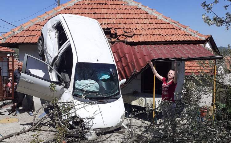 Nesreća u Tuzli: Izgubio kontrolu i sletio u dvorište jedne kuće