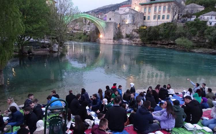 Ramazan: Više od hiljadu mladih iftarilo na platou ispod Starog mosta Ramazan: Više od hiljadu mladih iftarilo na platou ispod Starog mosta