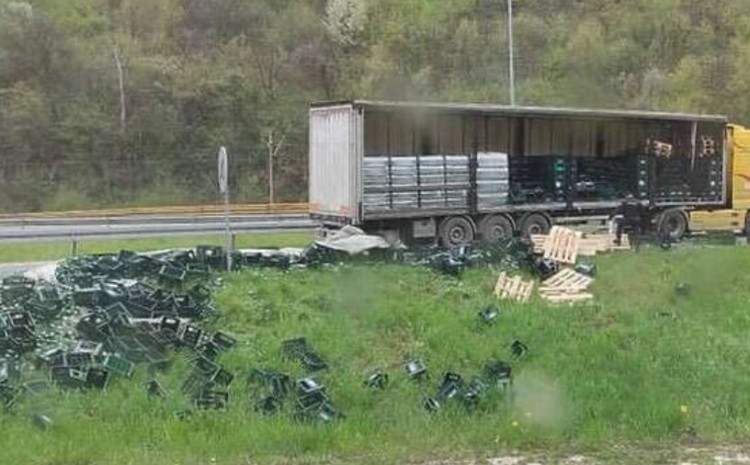 U Lašvi kod Zenice: Desetine gajbi s pićem ispale iz kamiona U Lašvi kod Zenice: Desetine gajbi s pićem ispale iz kamiona
