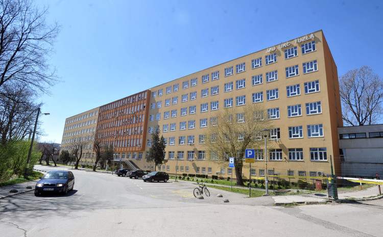 Doktorica primala mito na UKC Tuzla: Uslovno osuđena na godinu dana zatvora Doktorica primala mito na UKC Tuzla: Uslovno osuđena na godinu dana zatvora