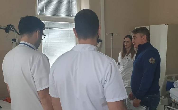 Komšić u bolnici u Mostaru posjetio članove porodice Elmire Sefo: Izrazio saučešće Komšić u bolnici u Mostaru posjetio članove porodice Elmire Sefo: Izrazio saučešće