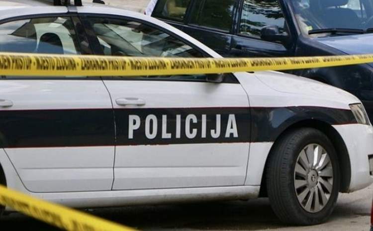 Dječaka iz Tuzle udario automobil dok je išao na teraviju, ljekari mu se bore za život Dječaka iz Tuzle udario automobil dok je išao na teraviju, ljekari mu se bore za život