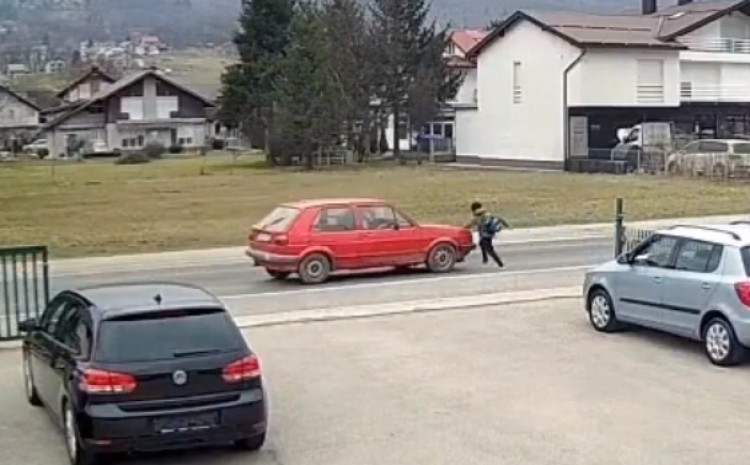 Jeziv video sa bh. cesta: Golfom udario dijete, odbacio ga dva metra Jeziv video sa bh. cesta: Golfom udario dijete, odbacio ga dva metra