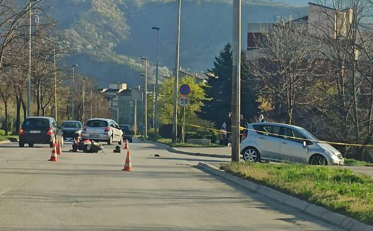 Saobraćajna nesreća u Zenici: Sudarili se motocikl i automobil