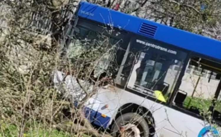 Potresni video nakon nesreće u Rajlovcu: Odjekuje plač djece, čovjek uzvikuje "Bože moj" Potresni video nakon nesreće u Rajlovcu: Odjekuje plač djece, čovjek uzvikuje "Bože moj"