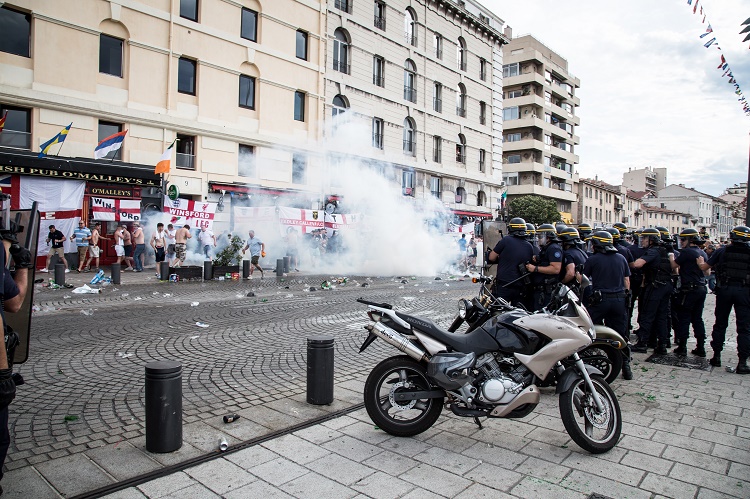 Veliki neredi u Marseilleu: Tučnjave po cijelom gradu, prisutni i navijači iz Beograda Veliki neredi u Marseilleu: Tučnjave po cijelom gradu, prisutni i navijači iz Beograda