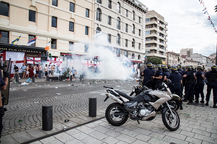 Veliki neredi u Marseilleu: Tučnjave po cijelom gradu, prisutni i navijači iz Beograda