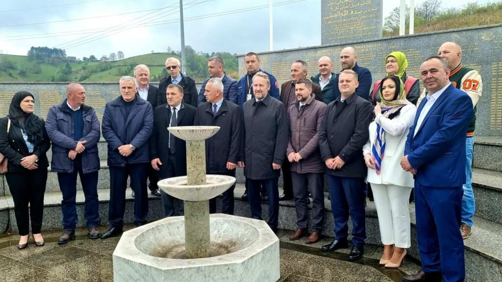IZETBEGOVIĆ POSJETIO VITEŠKI BUŽIM: ODAO POČAST NANIĆU I ŠEHIDIMA IZETBEGOVIĆ POSJETIO VITEŠKI BUŽIM: ODAO POČAST NANIĆU I ŠEHIDIMA