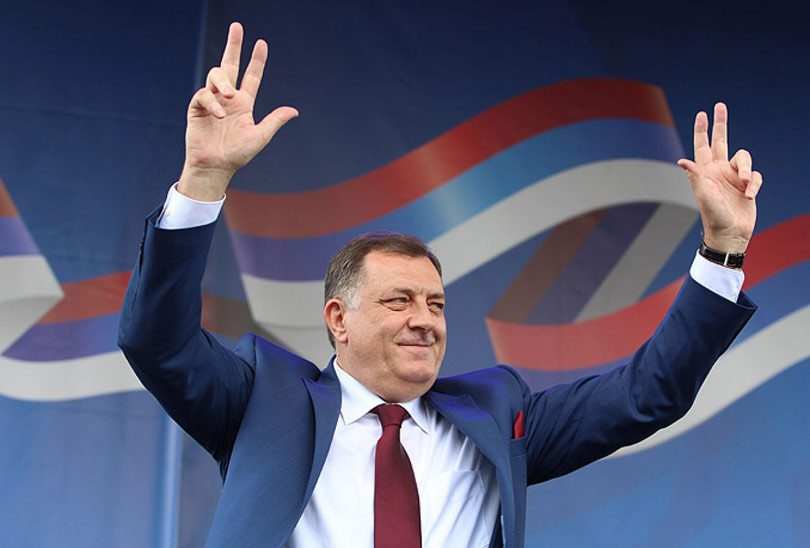 Dodikov primitivizam nema granicu / Lider SNSD-a izvrijeđao Adisa Ahmetovića zbog fizičkog izgleda: Podsjeća me na članove Hitlerove mladeži Dodikov primitivizam nema granicu / Lider SNSD-a izvrijeđao Adisa Ahmetovića zbog fizičkog izgleda: Podsjeća me na članove Hitlerove mladeži