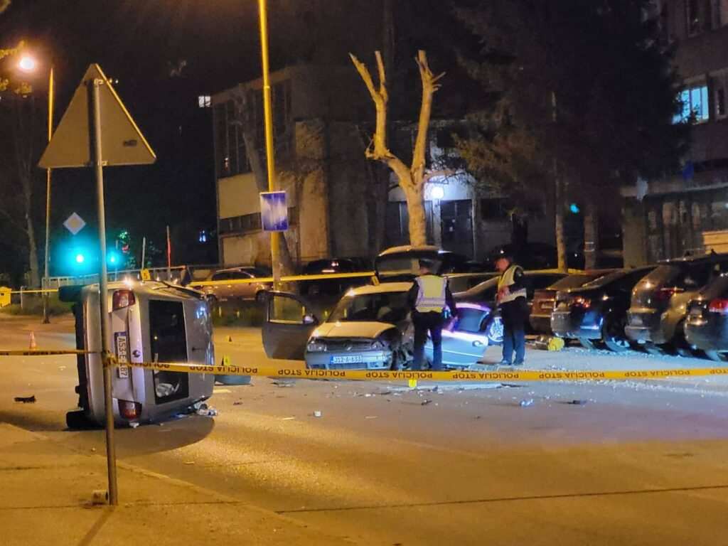 FOTOGRAFIJE KOJE LEDE KRV U ŽILAMA: U SUDARU DVA AUTOMOBILA POVRIJEĐENE TRI OSOBE FOTOGRAFIJE KOJE LEDE KRV U ŽILAMA: U SUDARU DVA AUTOMOBILA POVRIJEĐENE TRI OSOBE