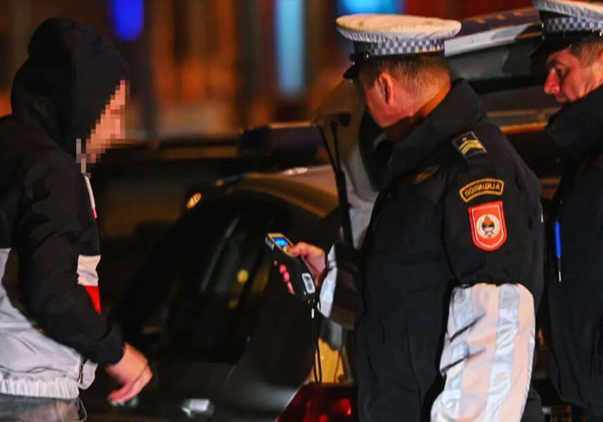 PRAVI REKORDER U Tesliću uhapšen vozač sa 3,15 promila alkohola PRAVI REKORDER U Tesliću uhapšen vozač sa 3,15 promila alkohola