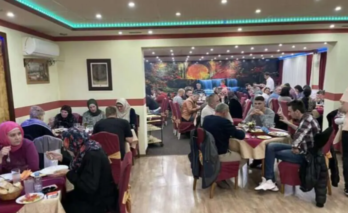 Ovo je naša BiH: Pravoslavac organizovao iftar za 100 osoba Ovo je naša BiH: Pravoslavac organizovao iftar za 100 osoba