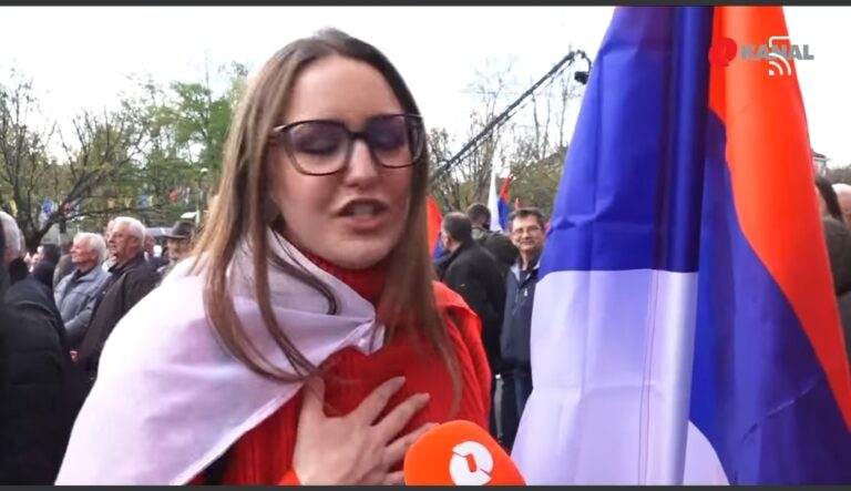 ŠTA KAŽU MLADI NA PROTEST U BANJA LUCI: “OVA ZASTAVA JE MOJ ŽIVOT. ZA NJU ŽIVIM. MOJ ĐED, MOJ PRAĐED, ČUKUNĐED, OVDJE SU ROĐENI…” ŠTA KAŽU MLADI NA PROTEST U BANJA LUCI: “OVA ZASTAVA JE MOJ ŽIVOT. ZA NJU ŽIVIM. MOJ ĐED, MOJ PRAĐED, ČUKUNĐED, OVDJE SU ROĐENI…”