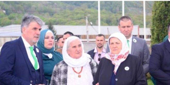 SVAKA ČAST: Hajriz sa suprugom Selmom majke Srebrenice šalje na umru! SVAKA ČAST: Hajriz sa suprugom Selmom majke Srebrenice šalje na umru!