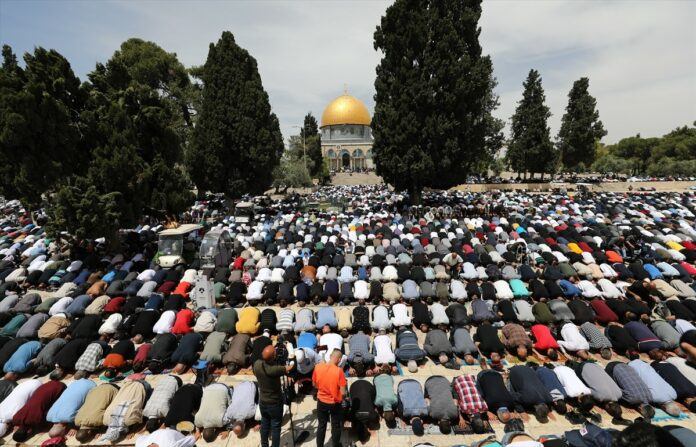 Blizu 150.000 vjernika klanjalo džuma-namaz u Al-Aksi, policija ispalila suzavac Blizu 150.000 vjernika klanjalo džuma-namaz u Al-Aksi, policija ispalila suzavac
