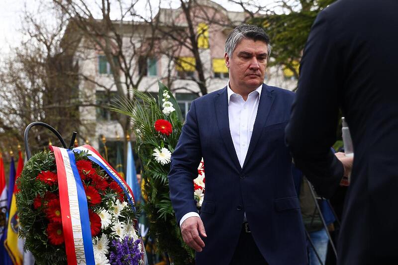Milanović stigao u Mostar na svečanost HVO-a, vojnici s ratnim zastavama održali mimohod Milanović stigao u Mostar na svečanost HVO-a, vojnici s ratnim zastavama održali mimohod