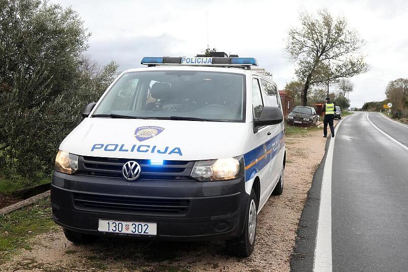 Na Pelješcu se sudarila tri vozača ukupne starosti čak 265 godina Na Pelješcu se sudarila tri vozača ukupne starosti čak 265 godina
