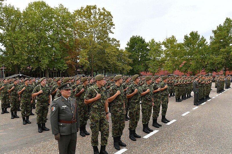 U Srbiji pozivaju na dobrovoljno služenje vojnog roka, kandidate čeka i novac U Srbiji pozivaju na dobrovoljno služenje vojnog roka, kandidate čeka i novac