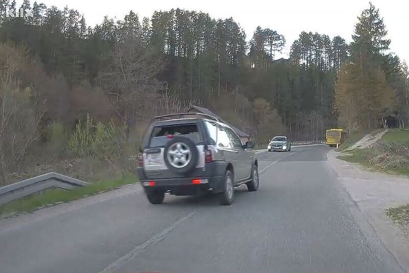 (VIDEO) “ZA DLAKU” IZBJEGNUTA TEŠKA NESREĆA, SVE JE SNIMILA KAMERA