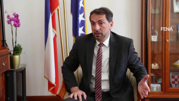 ČAVARA: BEZ IZMJENA IZBORNOG ZAKONA NEMOGUĆE JE IZABRATI IZASLANIKE U FEDERALNI DOM NARODA ČAVARA: BEZ IZMJENA IZBORNOG ZAKONA NEMOGUĆE JE IZABRATI IZASLANIKE U FEDERALNI DOM NARODA
