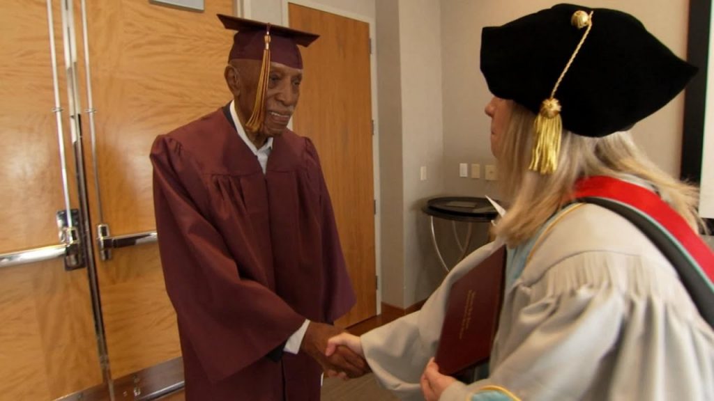 Nikad nije kasno: Nakon 80 godina čekanja dobio diplomu