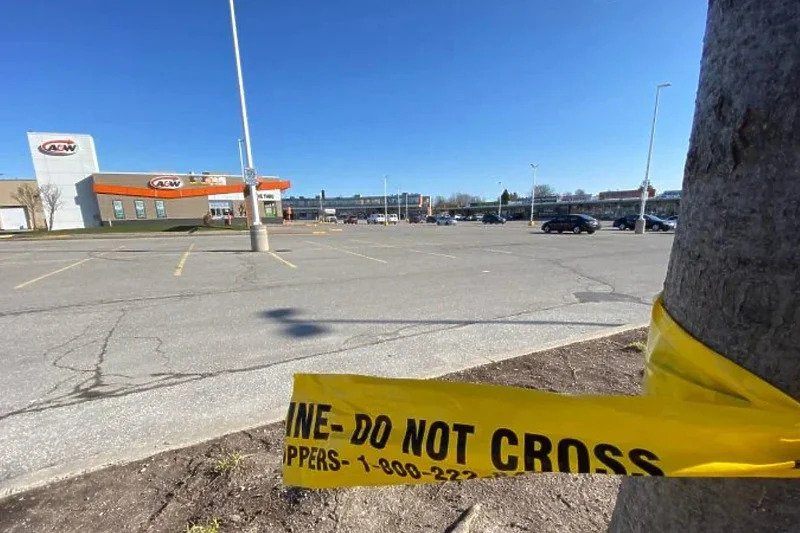Pucano na vjernike ispred džamije u Torontu nakon jutarnje molitve