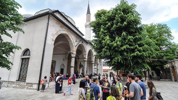 Video / Ljepota islama: Ezan mujezina Mirze iz Begove džamije razgalio dušu Video / Ljepota islama: Ezan mujezina Mirze iz Begove džamije razgalio dušu