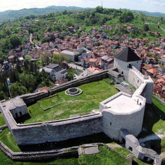 Iznad Tešnja zora sviće: Kako zaraditi milion dok si rekao ‘keks’?