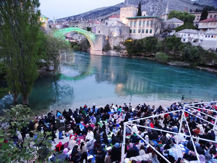 Ramazan: Više od hiljadu mladih iftarilo na platou ispod Starog mosta Ramazan: Više od hiljadu mladih iftarilo na platou ispod Starog mosta