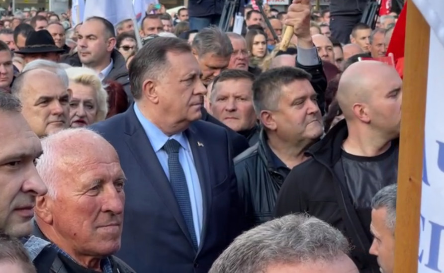 Skandalozno: Dodik na Trgu Krajine dočekan pjesmom "E moj Šmite ne kači se s nama, ubit će te lole..." Skandalozno: Dodik na Trgu Krajine dočekan pjesmom "E moj Šmite ne kači se s nama, ubit će te lole..."