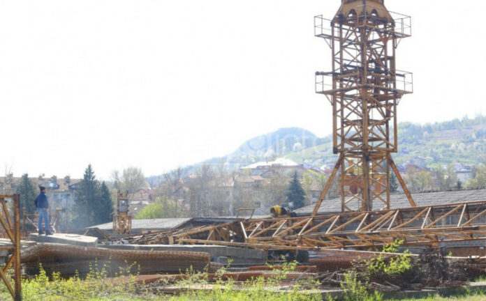 Nova tragedija: Preminuo radnik povrijeđen u padu krana Nova tragedija: Preminuo radnik povrijeđen u padu krana