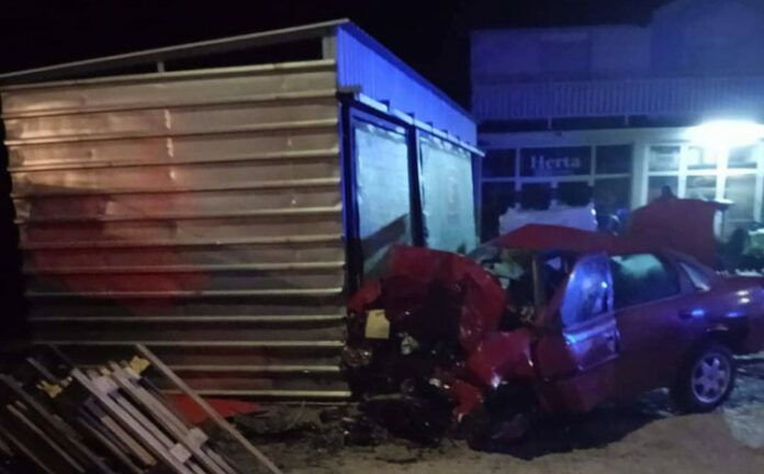 Tragedija : Poginuo 18-godišnji mladić,vozilo u potpunosti smrskano Tragedija : Poginuo 18-godišnji mladić,vozilo u potpunosti smrskano