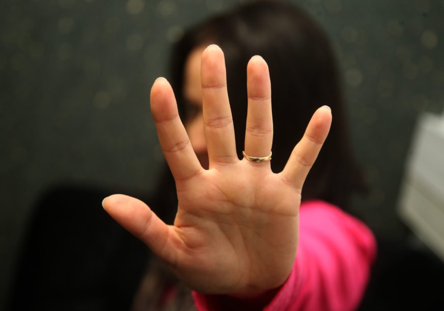 Užas kakav se ne pamti: Vezao partnerku za krevet, pa joj u oči sipao SONU KISELINU Užas kakav se ne pamti: Vezao partnerku za krevet, pa joj u oči sipao SONU KISELINU