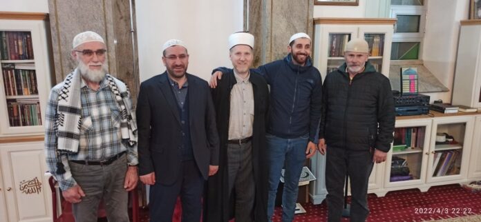 NIJE ZABORAVIO BOŠNJAKE KOJI SU MU POMOGLI: PALESTINSKI HAFIZ SE VRATIO U KRUPU SAMO KAKO BI SE ZAHVALIO NIJE ZABORAVIO BOŠNJAKE KOJI SU MU POMOGLI: PALESTINSKI HAFIZ SE VRATIO U KRUPU SAMO KAKO BI SE ZAHVALIO