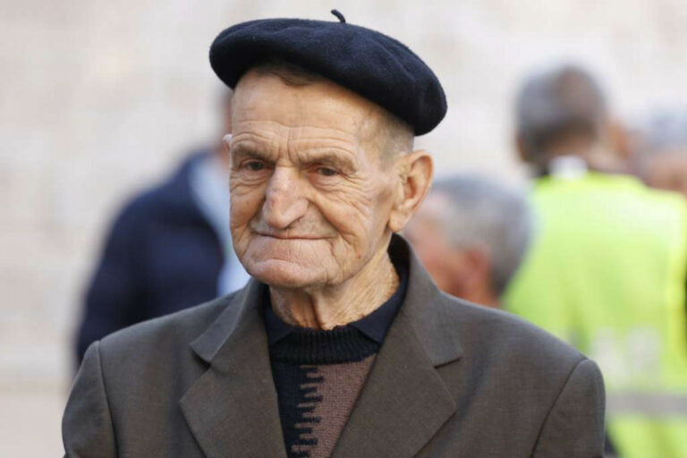 PENZIONERI U FBIH ĆE DOBITI ZA 7.3 POSTO VEĆU PENZIJU. ONI SA MINIMALNOM DOBIJAJU JOŠ 27,89 KM PENZIONERI U FBIH ĆE DOBITI ZA 7.3 POSTO VEĆU PENZIJU. ONI SA MINIMALNOM DOBIJAJU JOŠ 27,89 KM