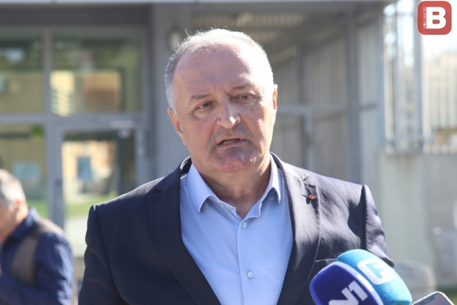 HELEZ IH SVE POBROJAO: "SDA zloupotrebljava Islamsku zajednicu, SNSD demobilisane borce, a HDZ..." HELEZ IH SVE POBROJAO: "SDA zloupotrebljava Islamsku zajednicu, SNSD demobilisane borce, a HDZ..."