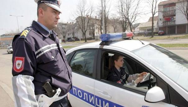 Teška nesreća u BiH: Mercedesom udario ženu i dijete Teška nesreća u BiH: Mercedesom udario ženu i dijete