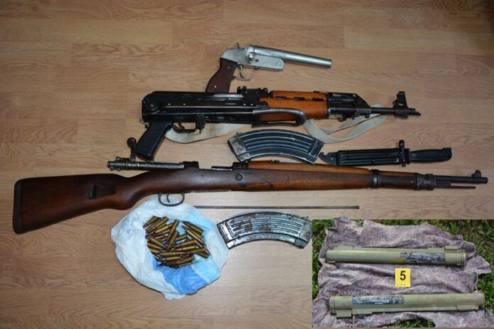 Posjedovao čitav arsenal oružja: Policija oduzela automatske puške, bombe i municiju u Stanarima Posjedovao čitav arsenal oružja: Policija oduzela automatske puške, bombe i municiju u Stanarima