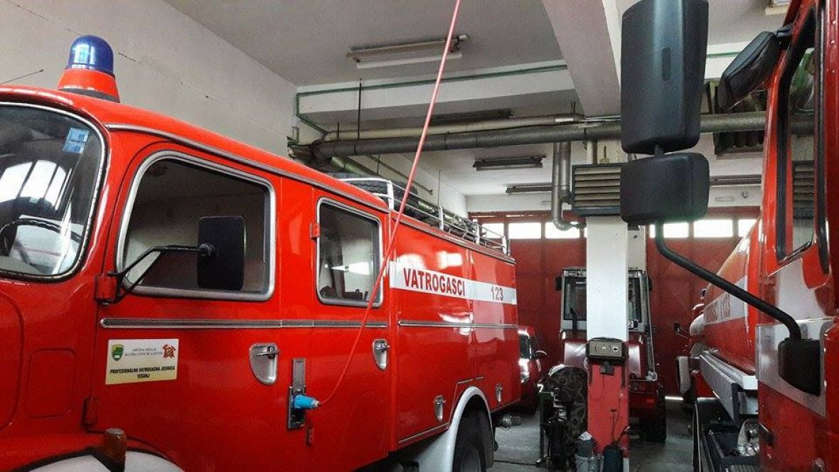 U tešanjskoj ulici Karavanski drum gorio frižider i električna peć, prouzrokovana materijalna šteta