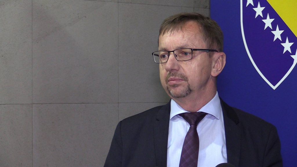 Ministru u Zenici upućene teške riječi: Prijećeno mu smrću zbog prijedloga o neradnom danu Ministru u Zenici upućene teške riječi: Prijećeno mu smrću zbog prijedloga o neradnom danu