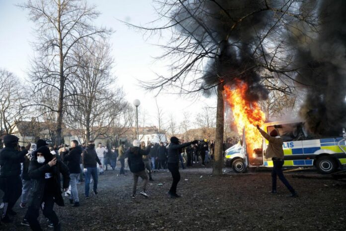 (FOTO) Četvrti dan sukoba u Švedskoj: Vođa ekstremista ponovo najavio spaljivanje Kur'ana (FOTO) Četvrti dan sukoba u Švedskoj: Vođa ekstremista ponovo najavio spaljivanje Kur'ana
