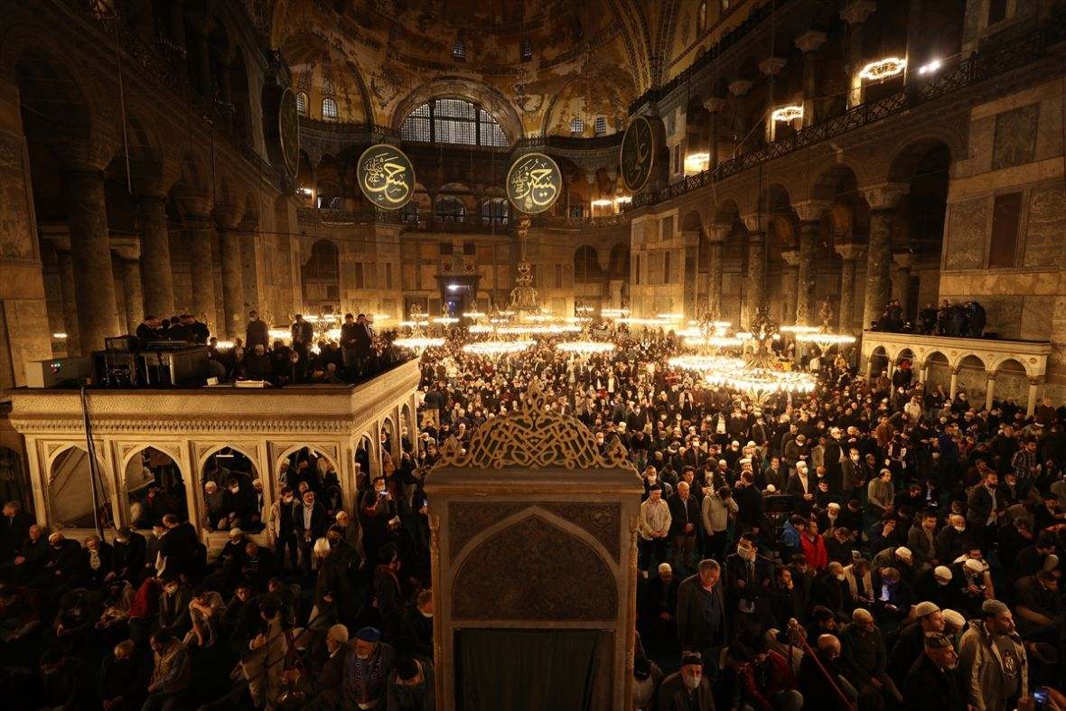 U džamiji Aja Sofija nakon 88 godina klanjan teravih-namaz