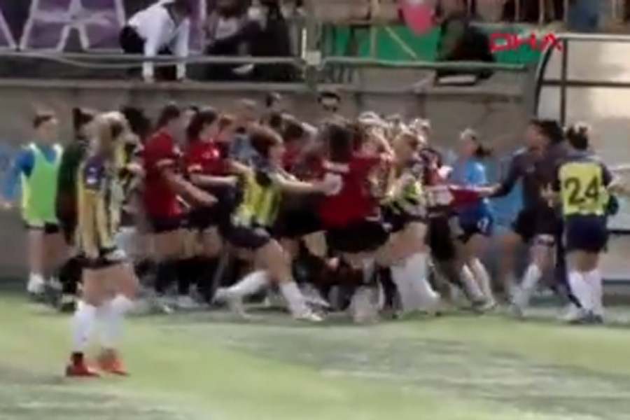 TOTALNI HAOS U TURSKOJ: Brutalna tuča igračica, snimke zgrozile svijet... (VIDEO) TOTALNI HAOS U TURSKOJ: Brutalna tuča igračica, snimke zgrozile svijet... (VIDEO)
